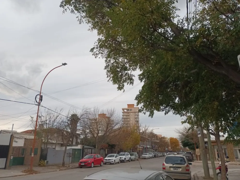 Cielo algo nublado y viento constante en Cipolletti: clima para este martes 