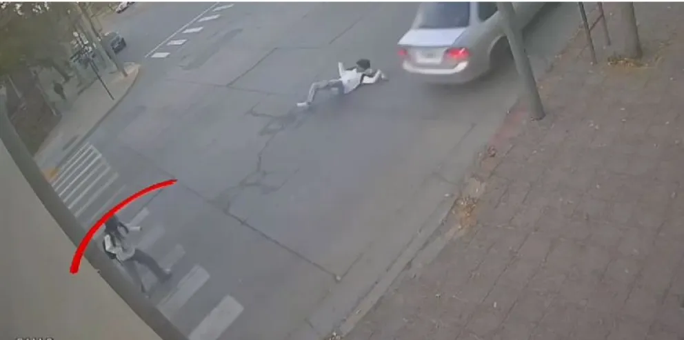 Loco al volante: cruzó en rojo, atropelló a un estudiante y se dió a la fuga