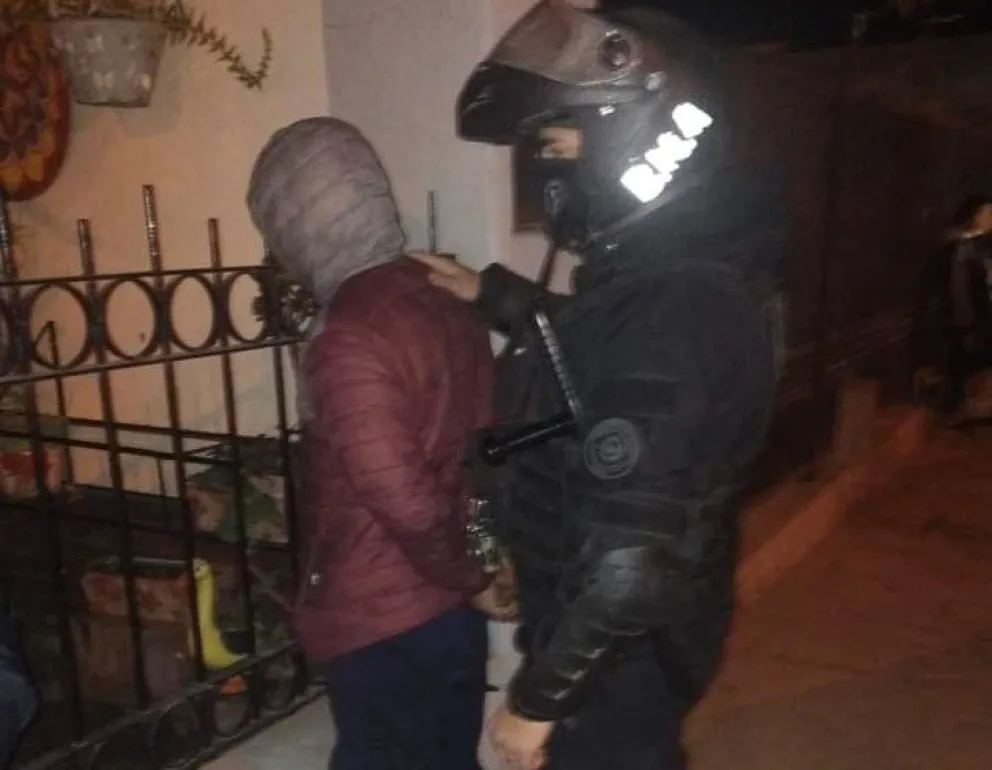 Noche movida en el Piedrabuena: capturan a una pareja por drogas y portación de armas