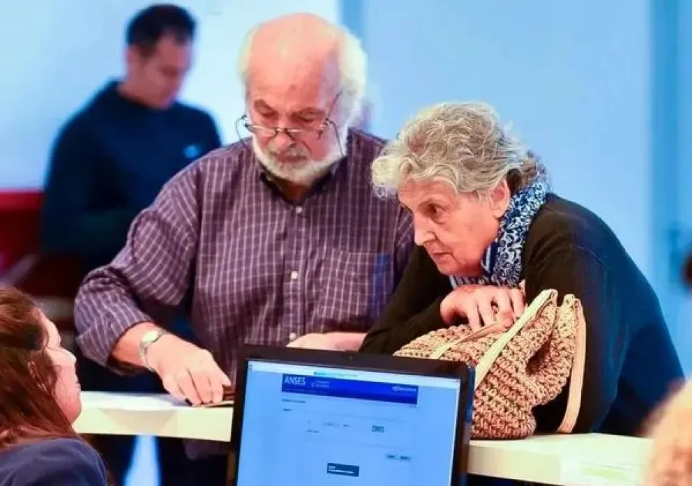 Aprobada la Ley Bases: cuáles son los cambios en jubilaciones y moratoria previsional