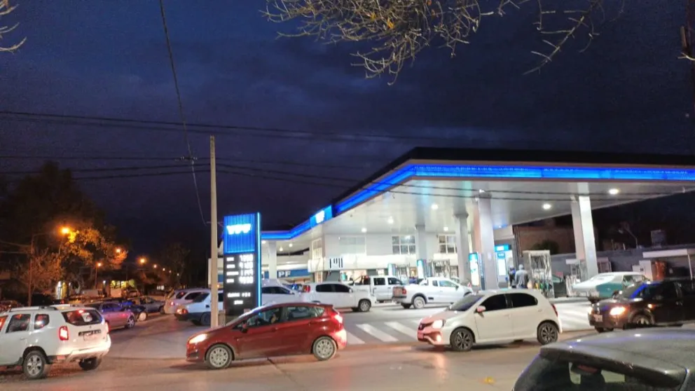 Largas filas de autos en las estaciones de servicios: ¿Al final no hay aumento?