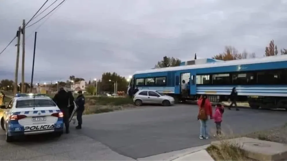 Choque entre un automóvil y el tren en calle Mascardi