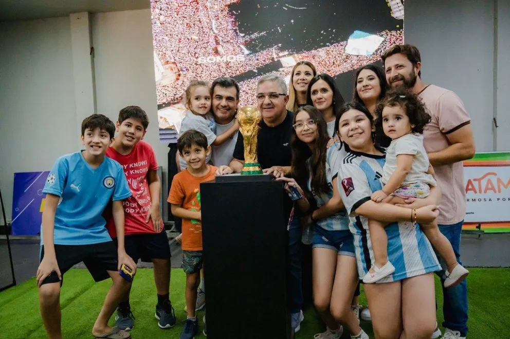 La oportunidad de tu vida: ¡sacarte una foto con la Copa del Mundial de Qatar!