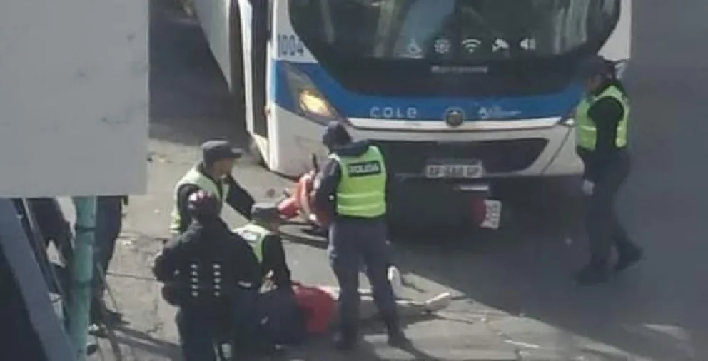 Un motociclista resultó herido tras una colisión con colectivo