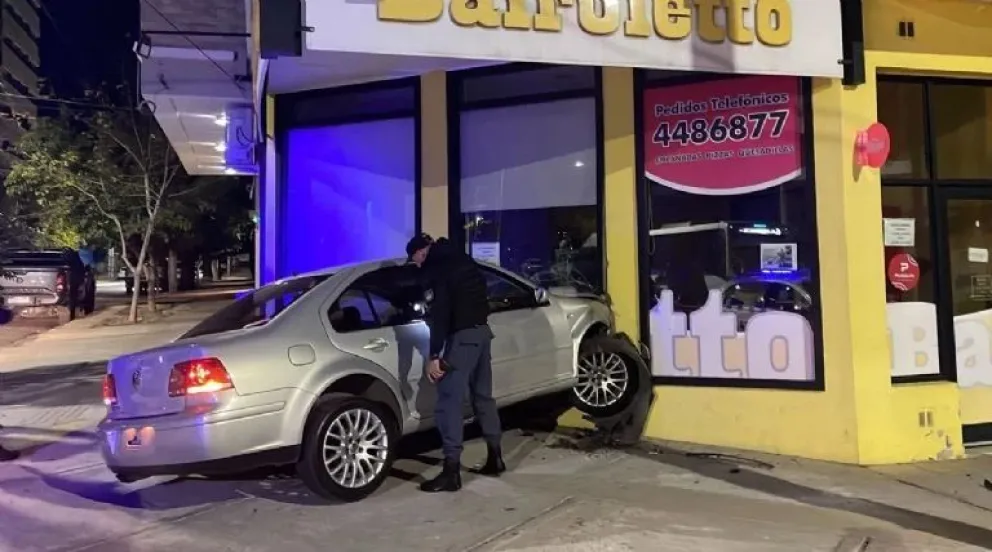 Pasó de largo y se estrelló contra el frente de un comercio 