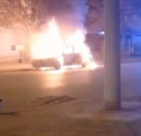 Vehículo fue consumido por las llamas en el barrio Brentana