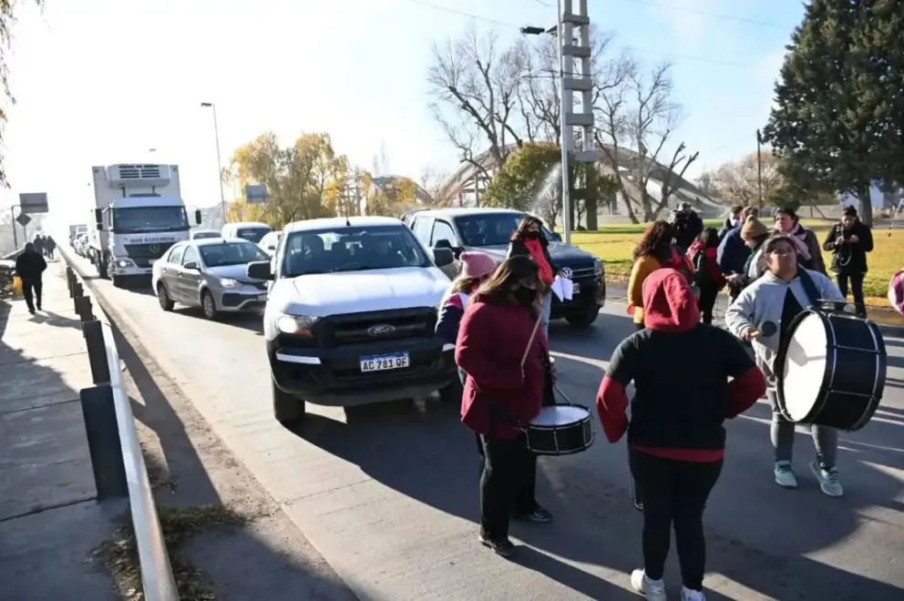 Martes de protestas: organizaciones sociales marcharán hacia el puente carretero 