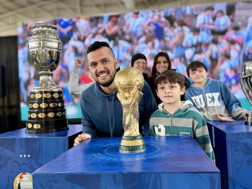Más de 10.000 personas pasaron por el Estadio Municipal para sacarse la foto con la Copa del Mundo