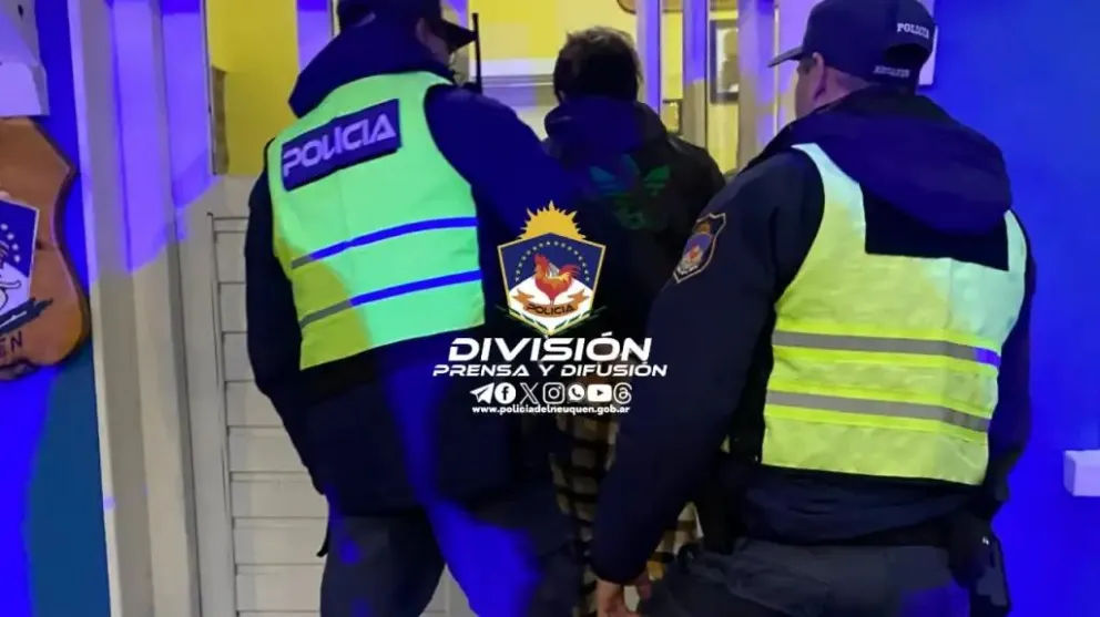 Abuso de autoridad: lo detuvo sin causa y después lo golpeó para que no lo denunciase