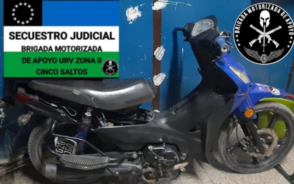 Madre e hijo huyeron de la policía en una moto robada