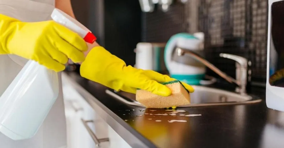 La solución eficiente para eliminar la grasa en la cocina: el truco casero que se hizo viral