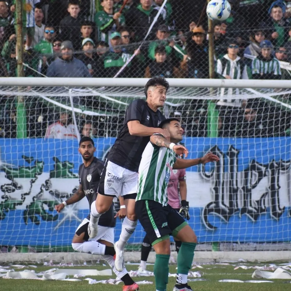 Germinal se lo empató a Cipolletti en el último minuto de partido 