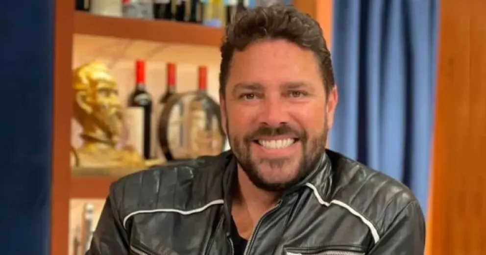 Matías Alé presenta a su joven y enamorada novia