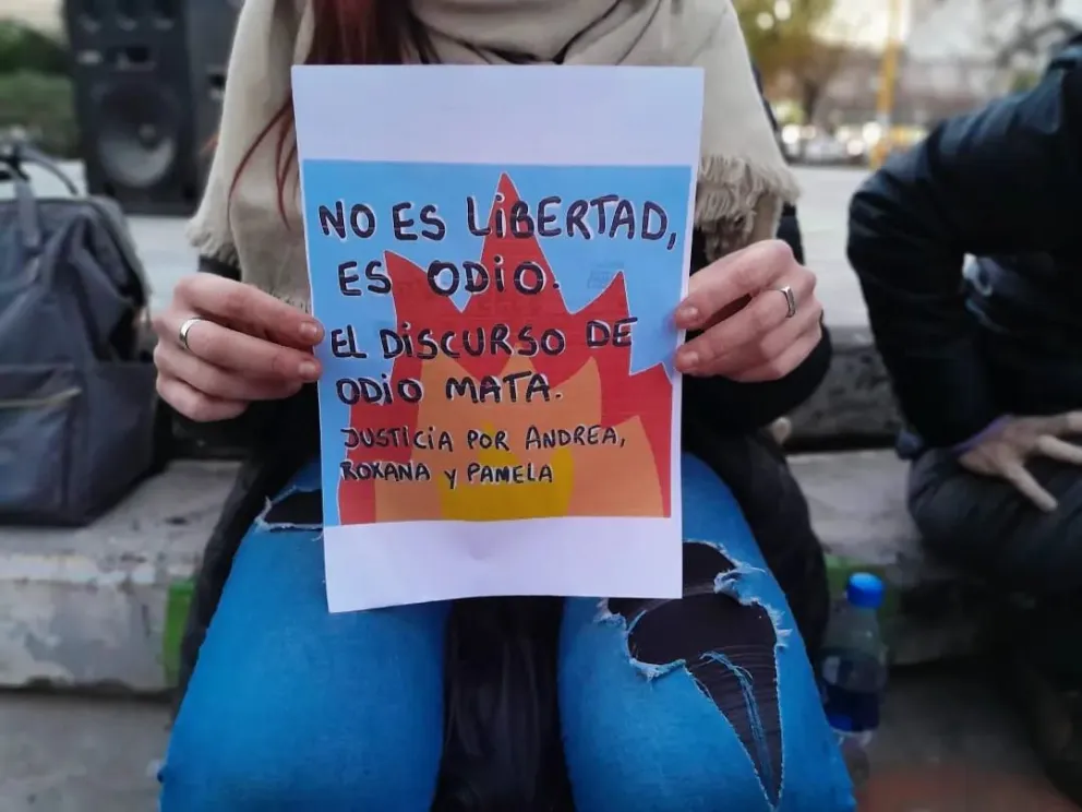 Cipolletti se manifestó para pedir justicia por el triple lesbicidio