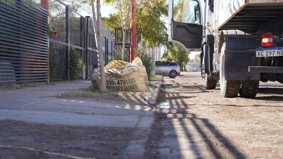La municipalidad está retirando bolsones de la vía pública y aplica multas