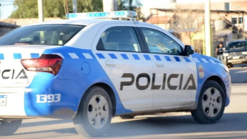 Robaron una batería en un autoparque y fueron demorados 