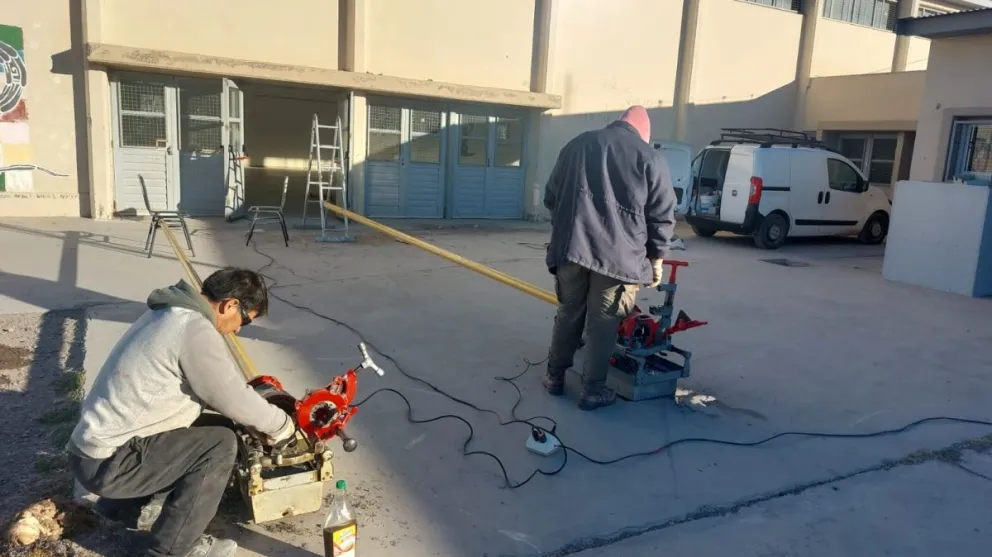 Trabajan en la nueva red de gas del colegio del Anai Mapu
