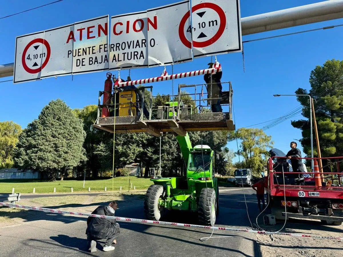 Carteles para impedir el choque de camiones al puente Ferroviario 
