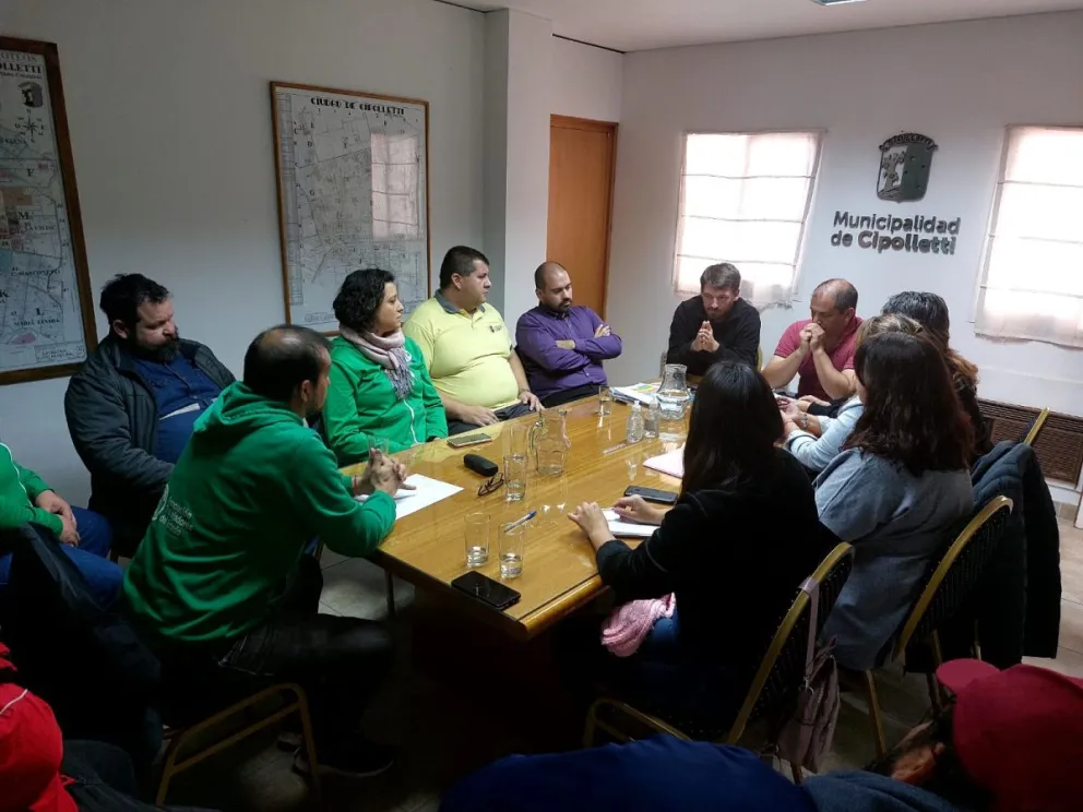 Hoy vuelven a reunirse los gremios y autoridades municipales de Cipolletti