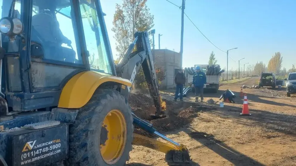 La obra de refuerzo de agua en la Zona Este de la ciudad ha completado el 50% de su progreso