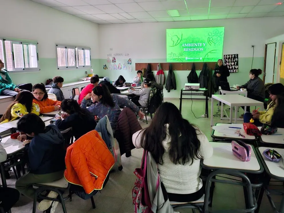 Brindaron charla sobre el agua, ambiente y residuos en la Escuela 142