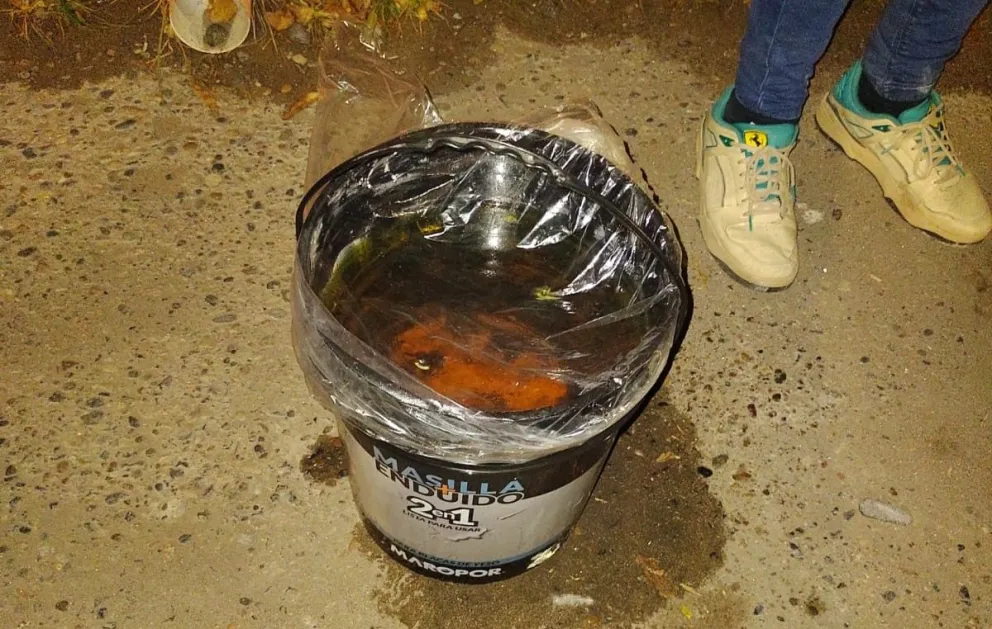 Llevaban combustible robado en un balde y los atraparon