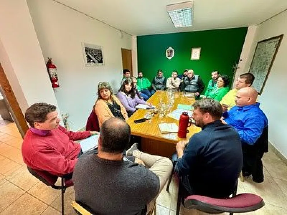 Hubo acuerdo salarial con gremios municipales: aumento del 8 % en mayo y otro 10 % en junio