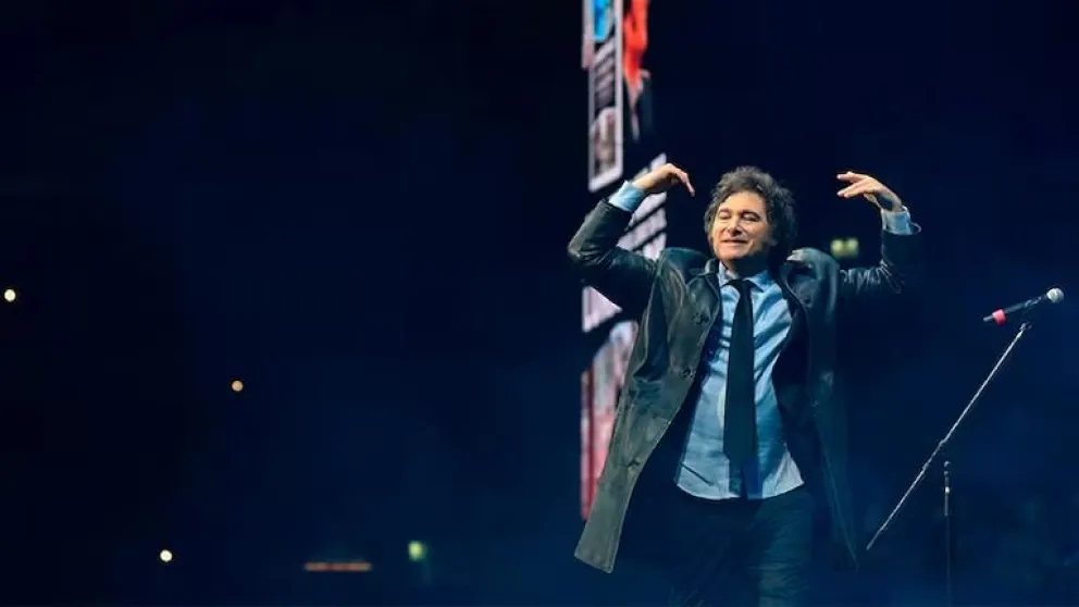 Milei presentó su libro en el Luna Park y cantó "Panic Show" para abrir su discurso