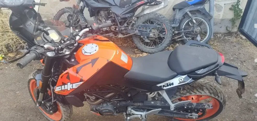 Circulaban en dos motos robadas y las abandonaron en el patio de una casa