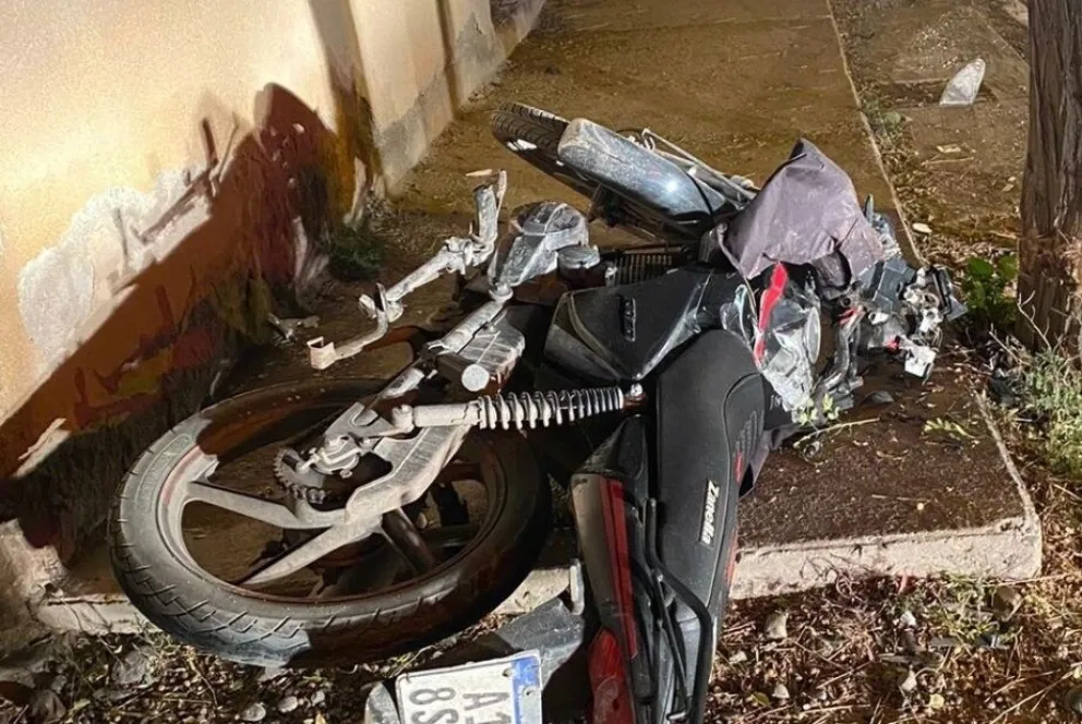 Impresionante choque: una moto fue embestida por un auto y terminó sobre la vereda