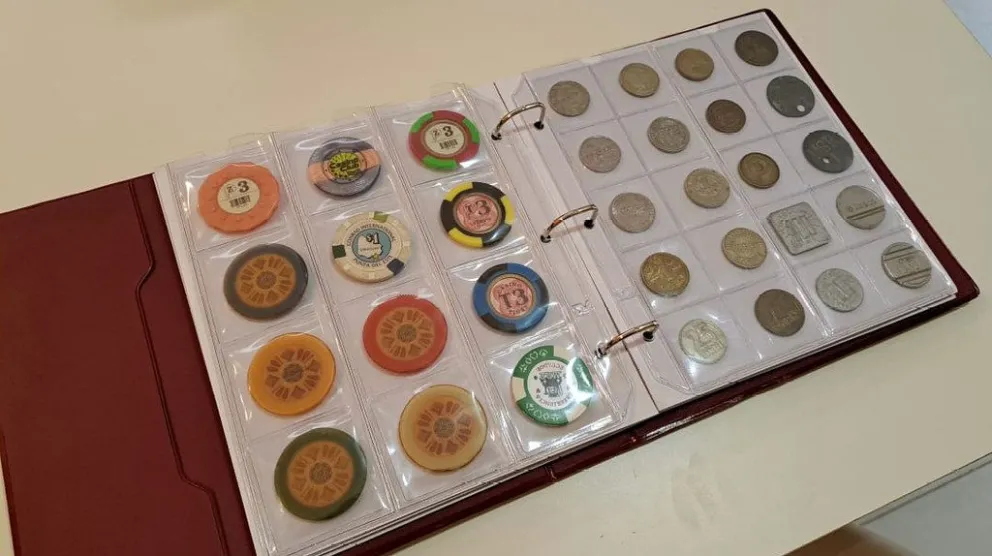 Fascinante mundo del coleccionismo: Una mirada a la muestra del centro numismático y filatélico del Alto Valle