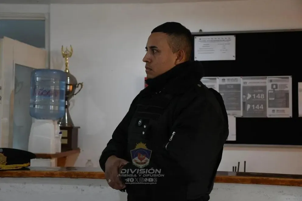 Un policía de guardia salvó a un bebé que se estaba ahogando