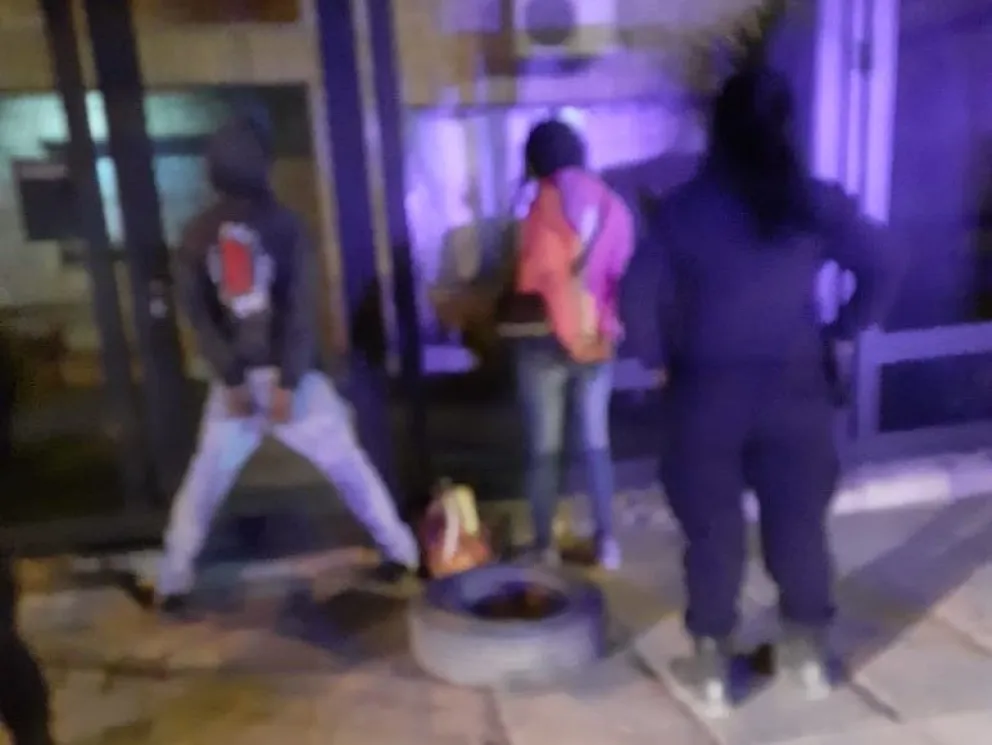 La rápida intervención de la policía permitió la detención de tres personas por diferentes hechos