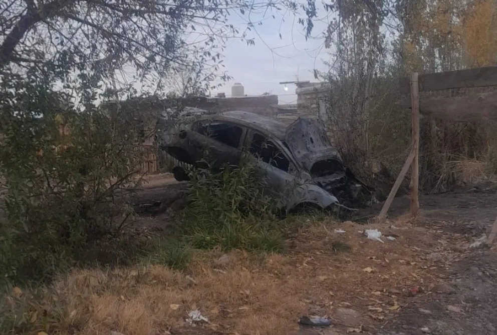 Un conductor borracho se cayó al desagüe y se le incendió el auto