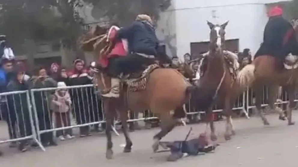 Por poco una tragedia: un niño cayó de un caballo en el desfile por el Aniversario de Allen y casi fue aplastado