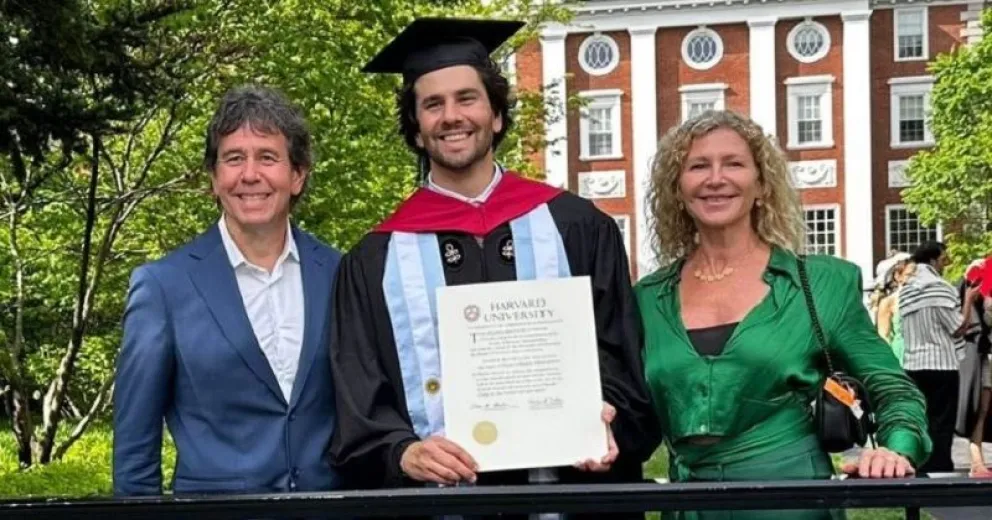 Emoción total: El hijo de Ariel Rodríguez Palacios se graduó con honores en Harvard