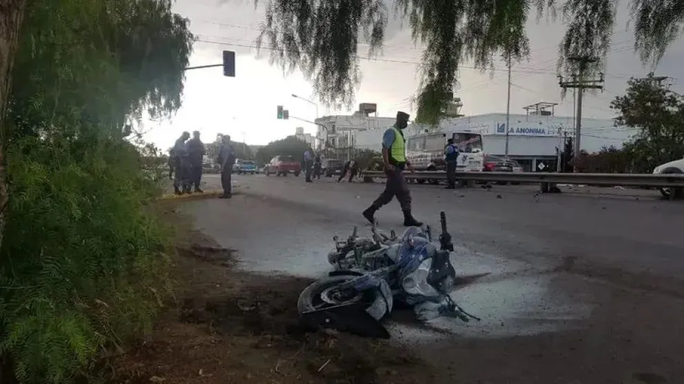 Cruzó un semáforo en rojo a más de 100 km/h: mató a un motociclista e irá preso
