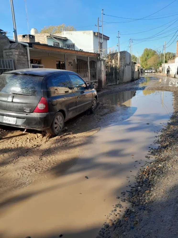 Vecinos preocupados por un caño roto, calles inundadas que lleva un mes sin solución