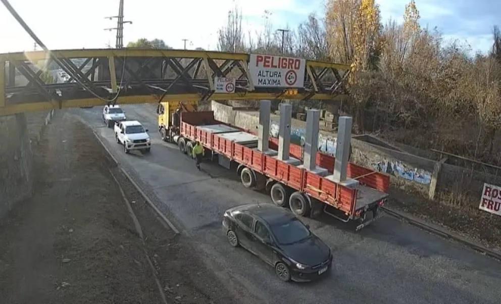 ¡Pudo haber sido peor! Un gran camión casi colisionó con el puente Ferroviario en Cipolletti