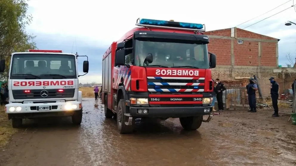 A pesar del esfuerzo, las dos dotaciones de bomberos no pudieron evitar que las llamas destruyeran la precaria construcción. Foto: archivo.