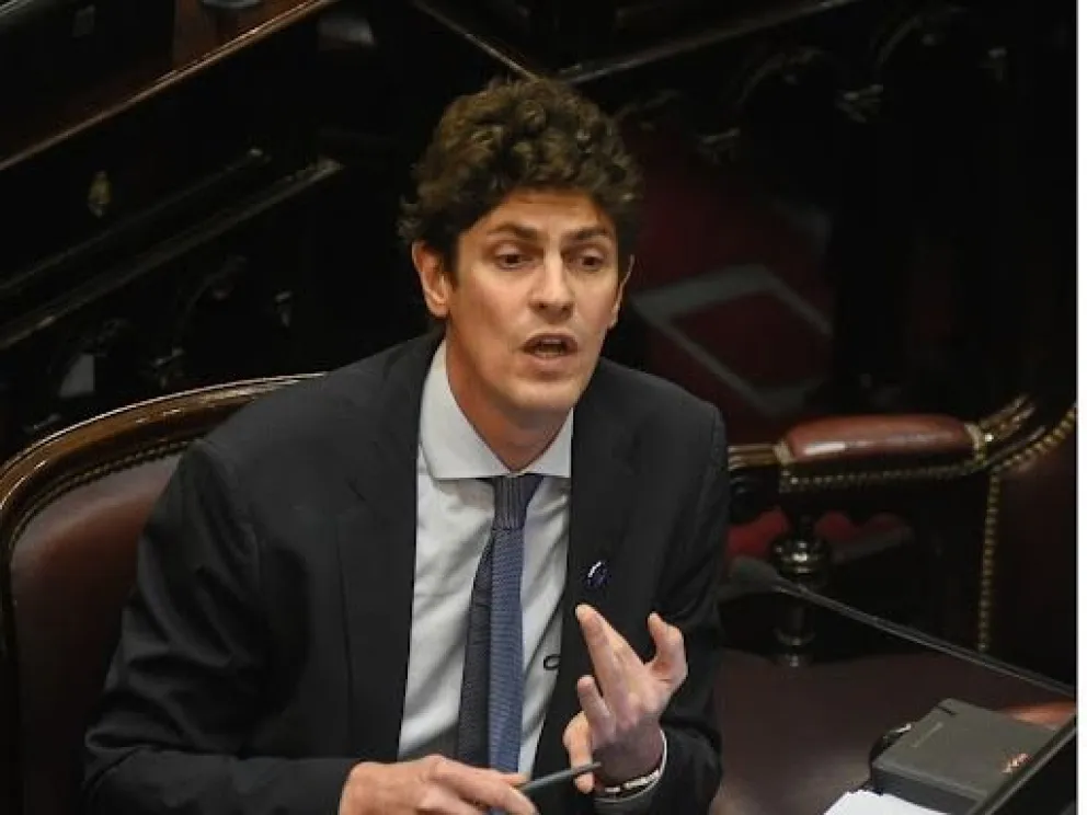 Martín Lousteau propone equiparar el salario de un senador al de un director de escuela