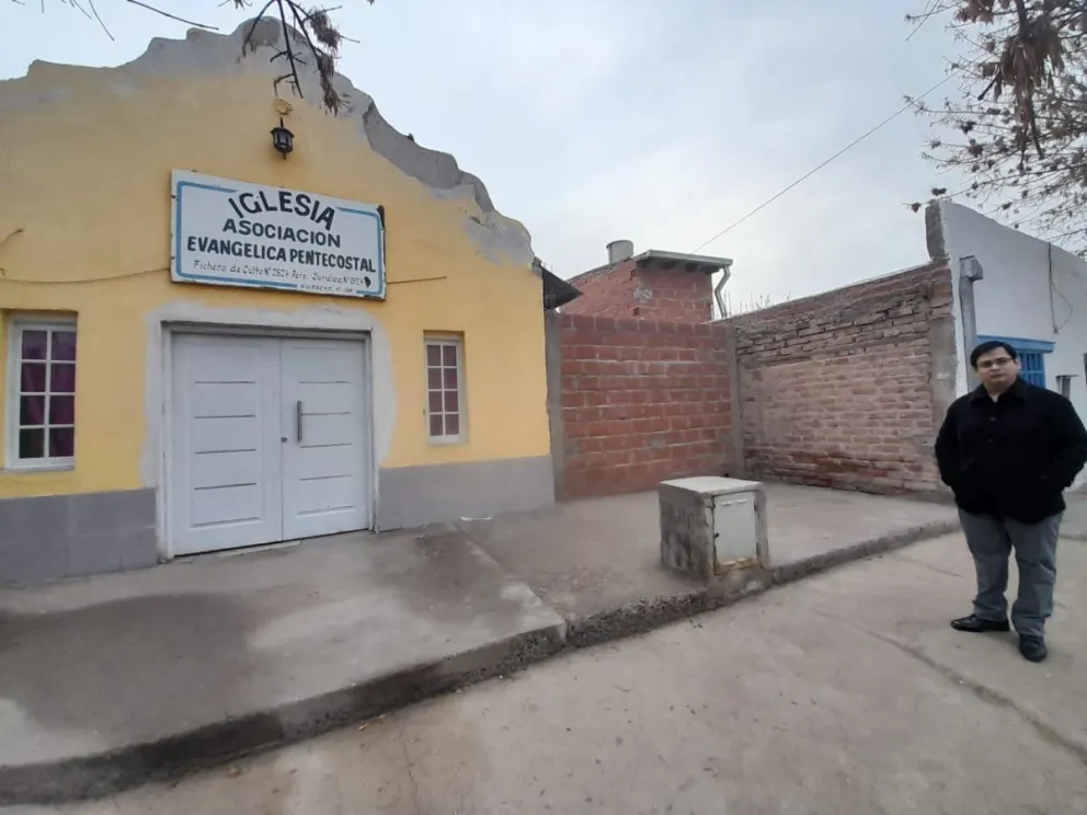 Robaron una inglesia en Cipolletti: se llevaron equipos y el ladrón se fue saludando a quienes lo vieron