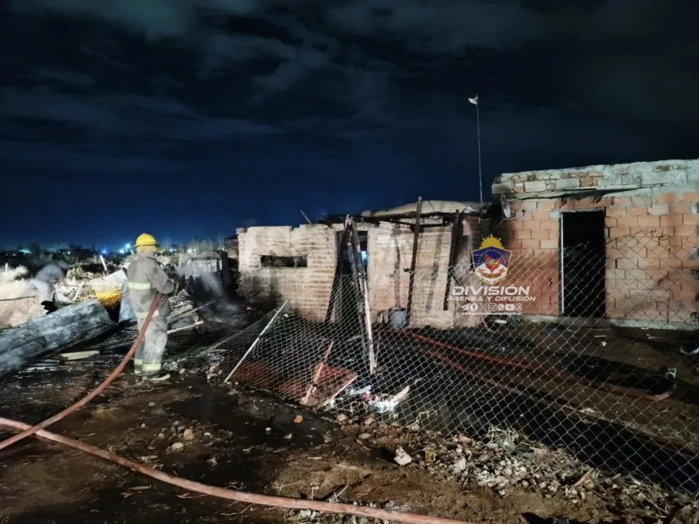 Vecinos solidarios se unen para ayudar a familia afectada por incendio donde un niño perdió la vida