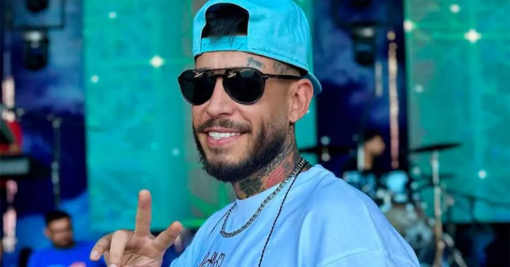 Ulises Bueno brinda mini show en Ezeiza