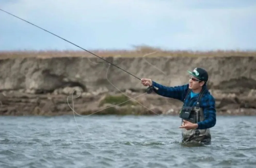 Los permisos de pesca deportiva ya se encuentran habilitados para la nueva temporada. Foto archivo