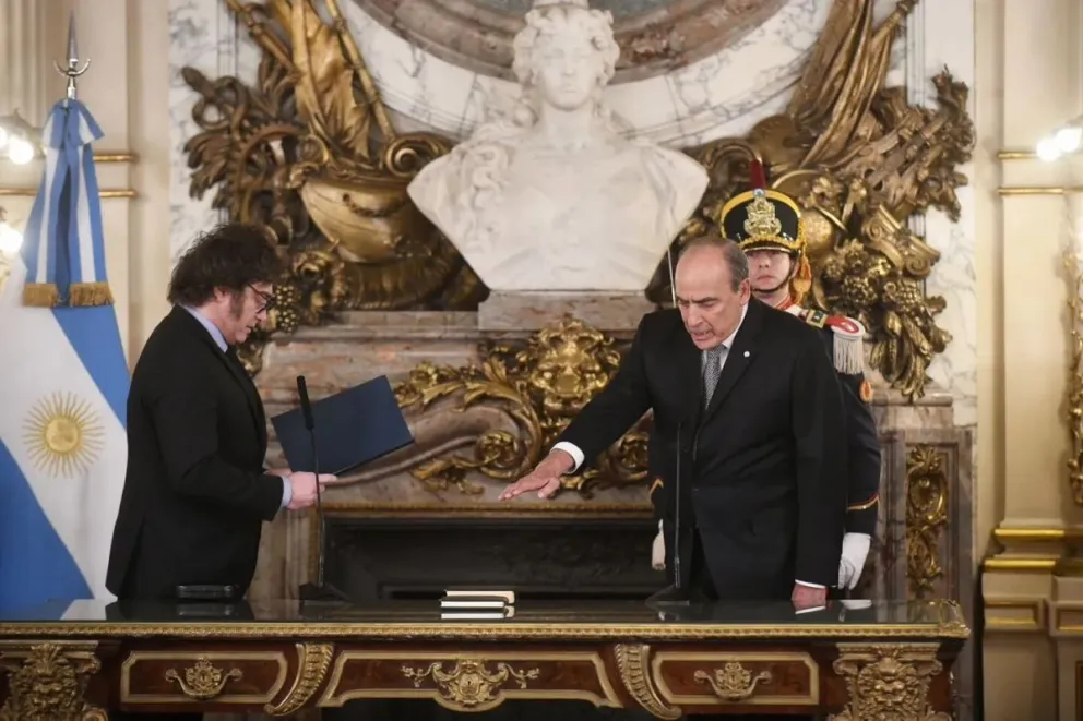 Milei le tomó juramento a Guillermo Francos como nuevo jefe de Gabinete