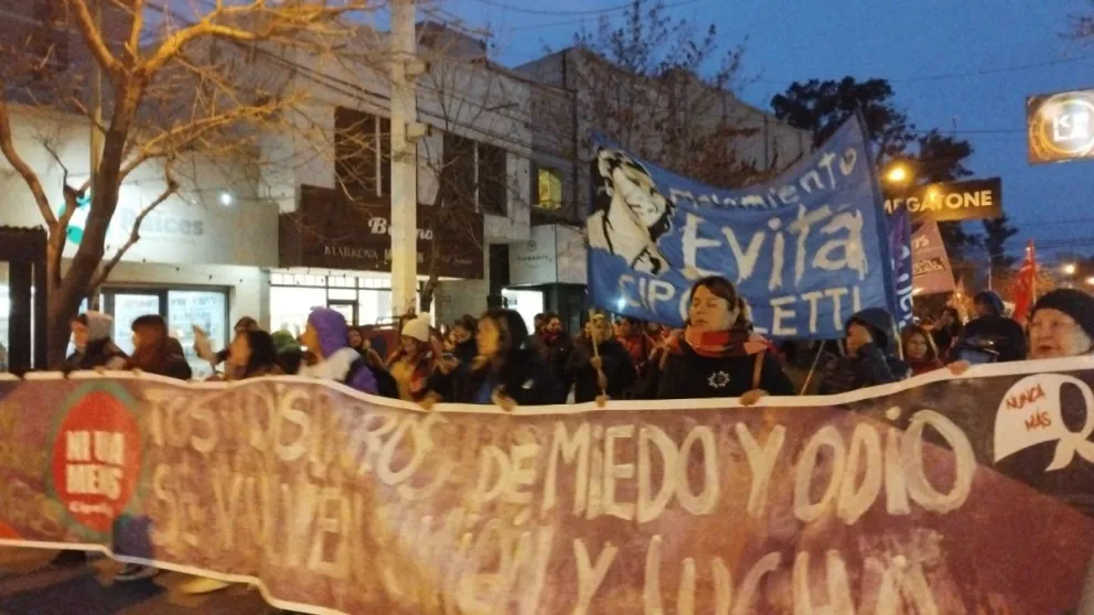 Cipolletti marchó en la calles por el Ni Una Menos y se manifestó contra el lesbicidio