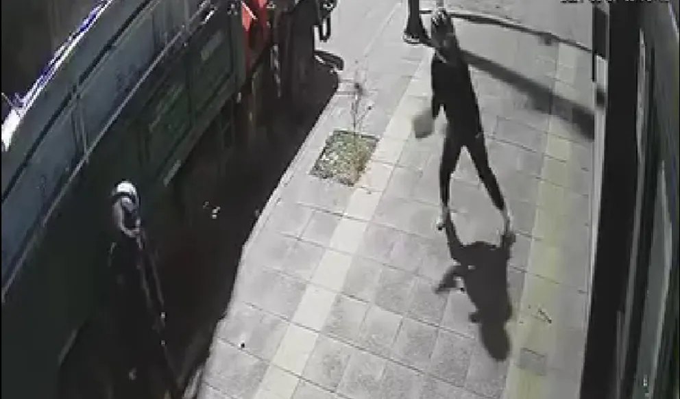 Destruyeron la vidriera y se llevaron dos motos de Motocross: ofrece recompensa por una de ellas 