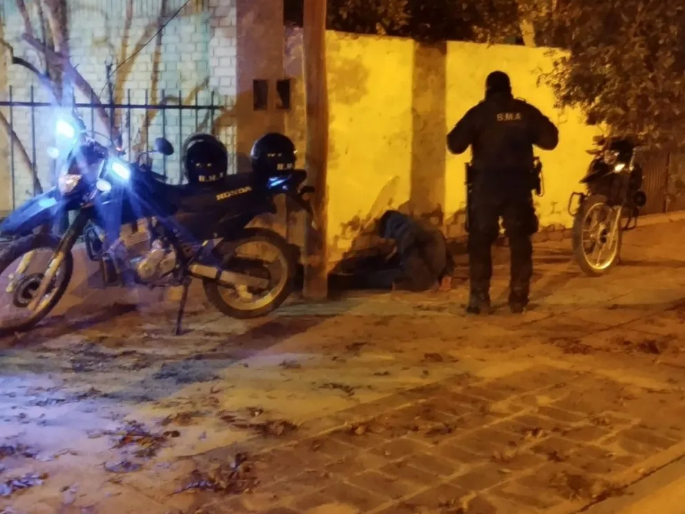 Intentaron robar un auto del garaje de una vivienda pero fueron atrapados 