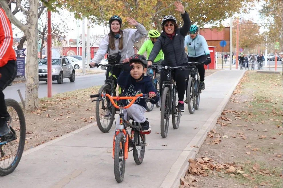 Cipolletti festeja el Día de la Bicicleta con una pedaleada familiar por toda la ciudad 